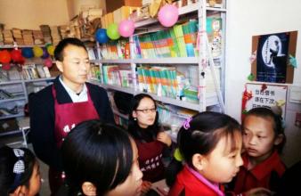 參加社會公益，為北京金地實驗學(xué)校開設(shè)圖書館、捐書等