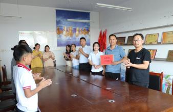 公司一行人到馬王小學捐款