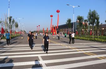 總部職工協(xié)助利津縣高級(jí)中學(xué)開學(xué)當(dāng)日現(xiàn)場(chǎng)梳理交通