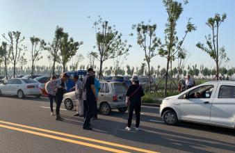 總部職工協(xié)助利津縣高級(jí)中學(xué)開學(xué)當(dāng)日現(xiàn)場(chǎng)梳理交通